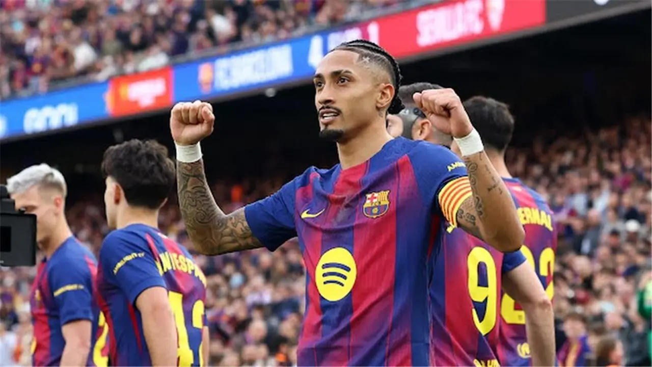 رافينها يعلق على ثلاثيته في شباك إشبيلية ويثني على عودة النجم جافي